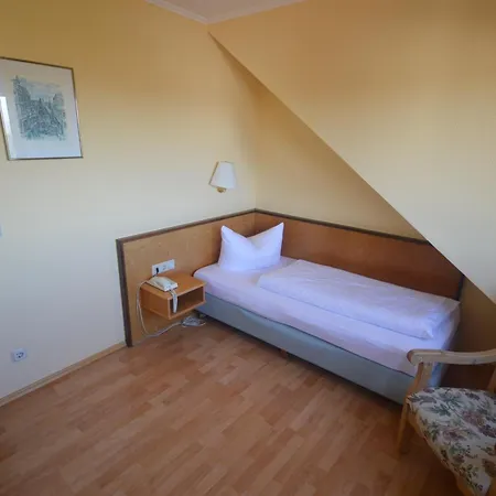 Zur Burgruine Frauenberg 호텔 3*