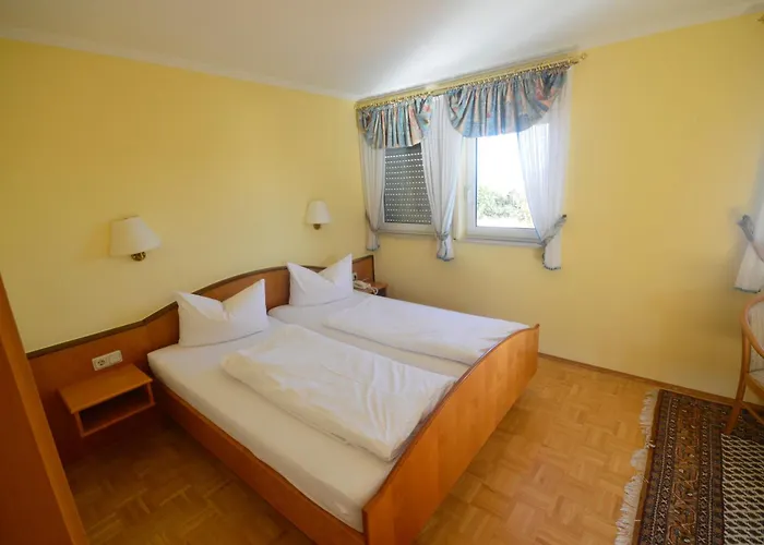 Zur Burgruine Frauenberg Hotel